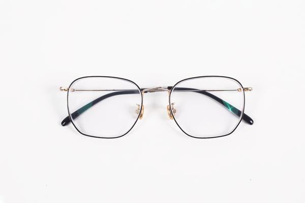 眼镜变墨镜好用吗,眼镜遇光变墨镜无框