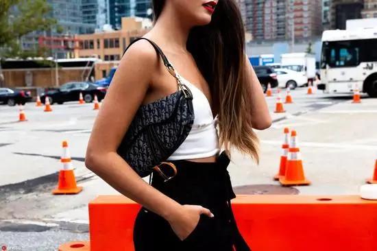 快来get这款潮酷腋下包吧,腋下包轻奢小众lisa