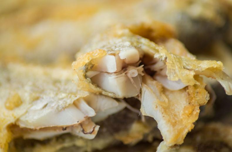 炸小鱼，用面粉还是淀粉？多数错在这一步，难怪不酥脆，还容易皮