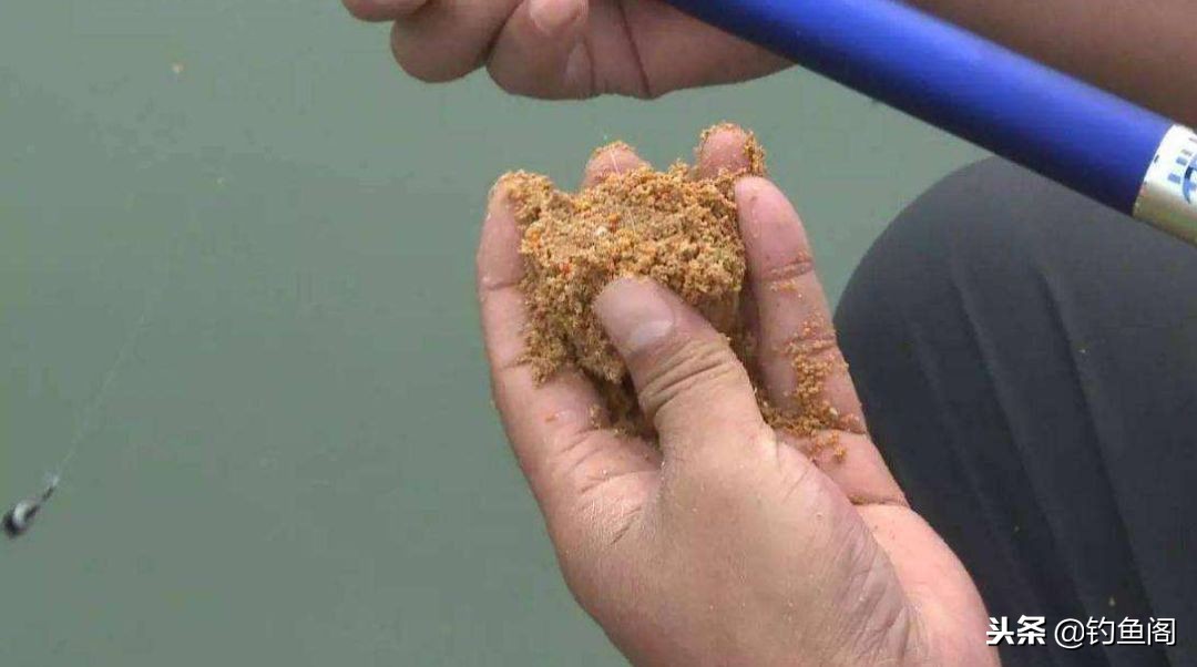 抛竿挂饵正确方法,拉饵怎么抛竿诱鱼