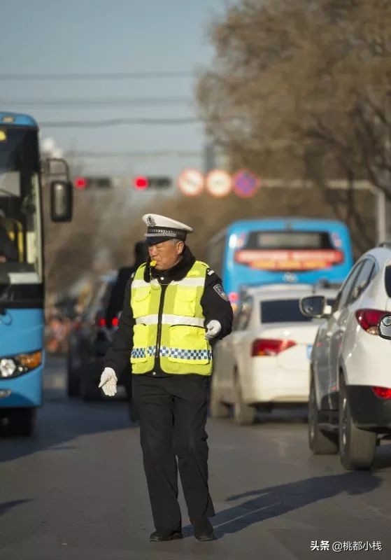 59岁了还在指挥交通！他已经从“蜀黎”变成了“爷爷