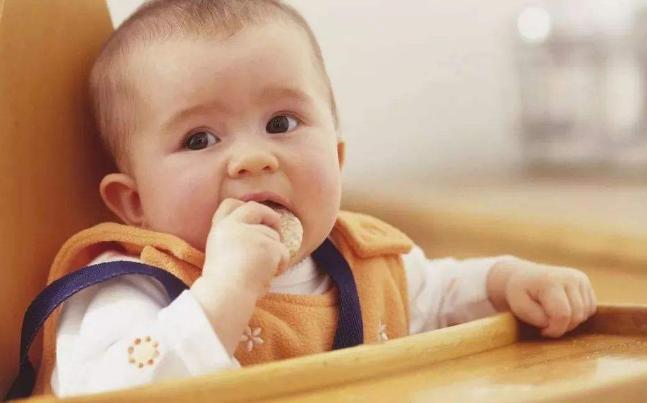 新生儿额头湿疹怎么消除又快又好,额头上湿疹黑斑要多长时间能消除