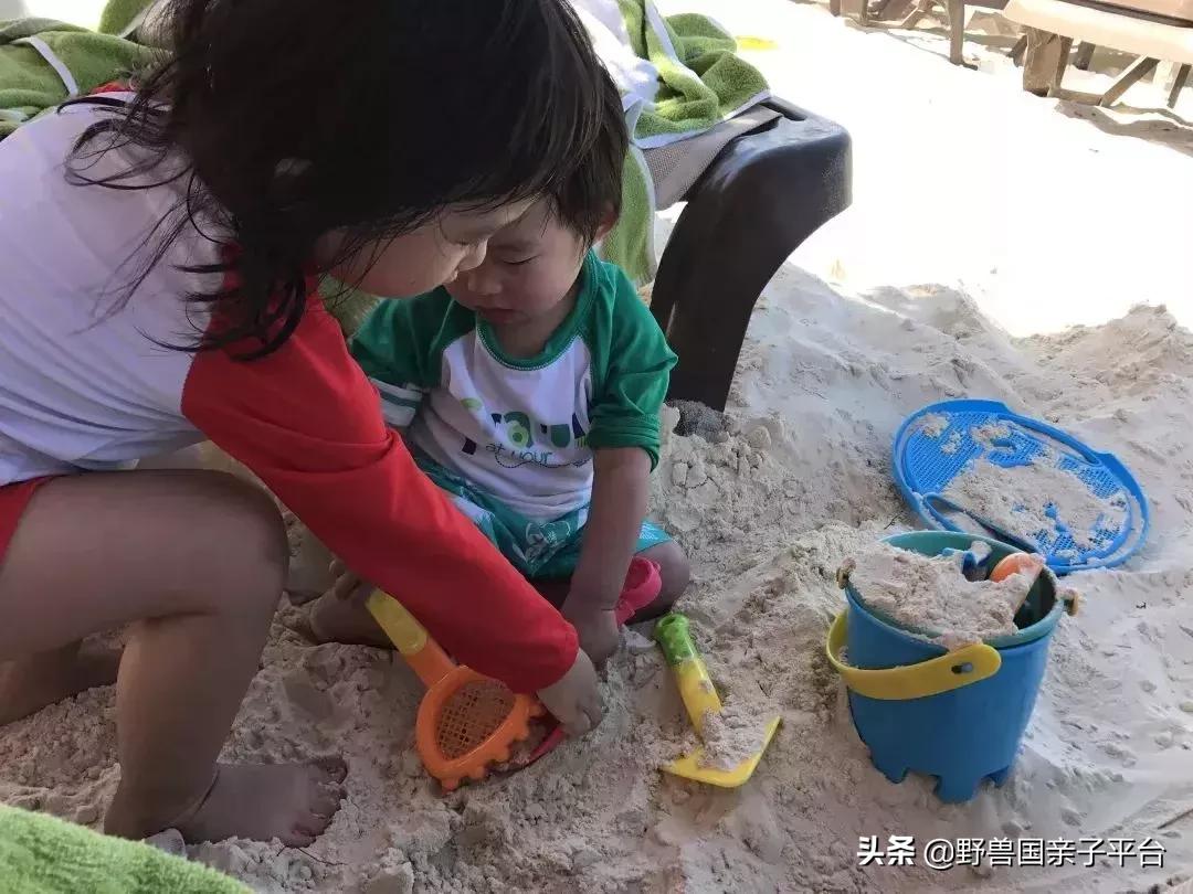 儿童玩水玩沙的正确方法,带小孩去沙滩游泳小技巧