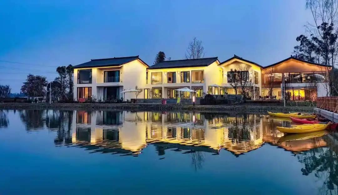 「觅趣小镇新都·原舍绿茵」湖畔泳池，畅玩斑竹园足球音乐小镇