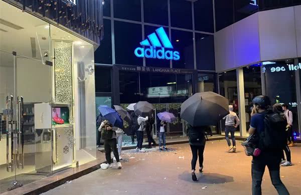 Adidas刚宣布新代言人是刘亦菲，店就被香港暴徒砸了