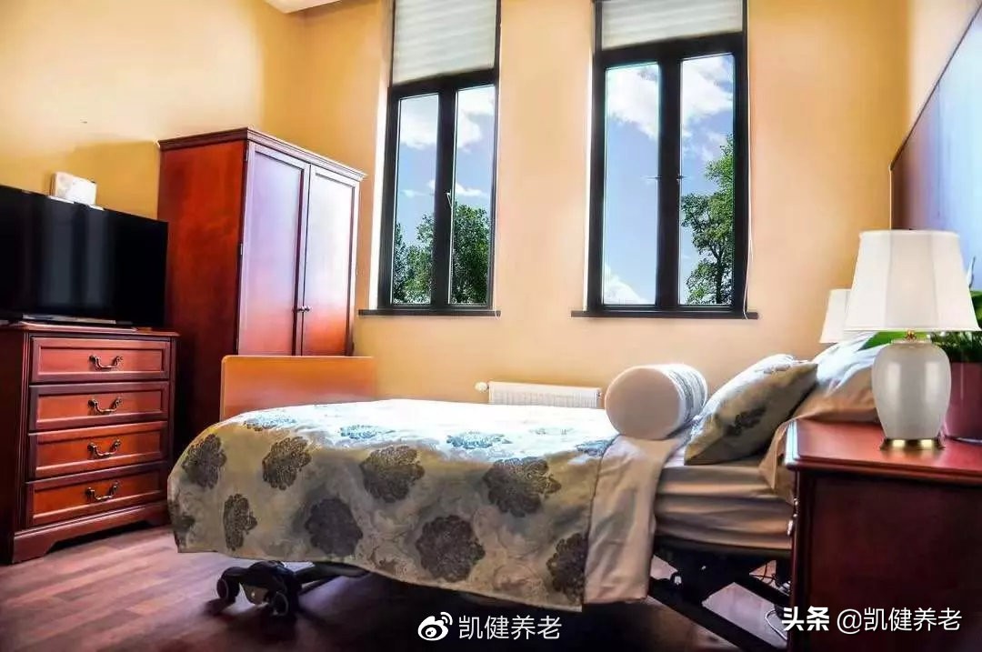 莫道桑榆晚为霞尚满天哪一年写的,莫道桑榆晚为霞尚满天是什么意思