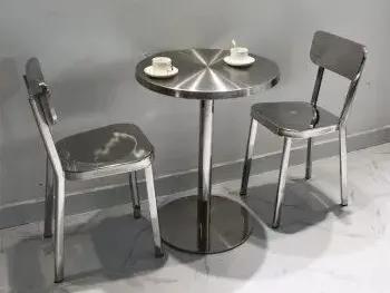 轻盈、坚固、更耐用；不锈钢桌子