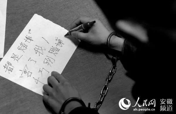 用镜头对准法子英枪口的警察摄影家