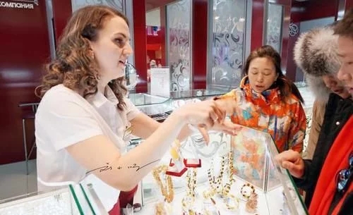 中国游客到俄罗斯疯狂买琥珀蜜蜡，俄罗斯人笑了，果然人傻钱多！