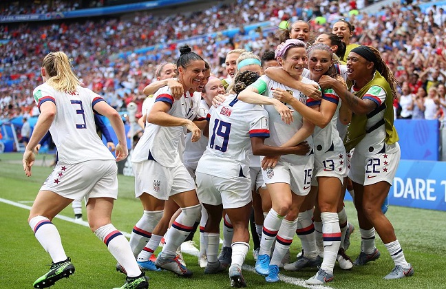 女足球员脱衣庆祝,女足中疯狂的进球庆祝动作