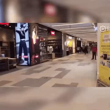 壕抢场面赛过“猫爪杯”，优衣库T恤值得国人如此丢了体面吗？