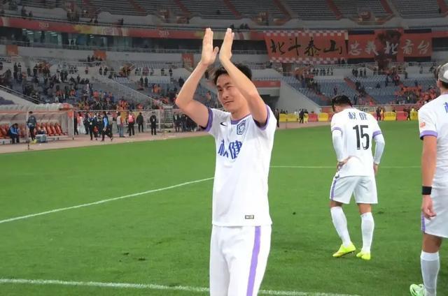 39岁前国脚,曾是中超标王,今携手足坛美女老总,妻子是中戏美女