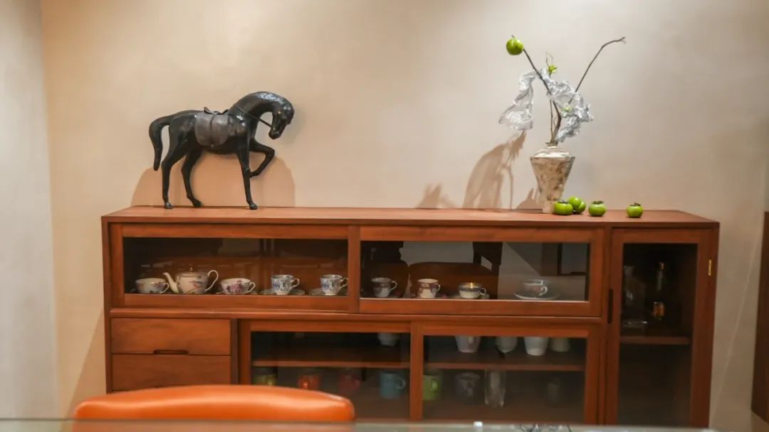 住在上海闹市400平的房子里，花开不败，开窗见池塘，太羡慕了