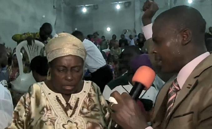 非洲牧师给穷人疯狂*脑洗**，几分钟就赚两万块，穷人激动得浑身抽搐