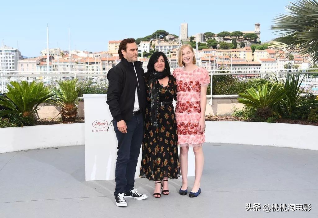 华金菲尼克斯名利场采访,华金菲尼克斯小丑西装