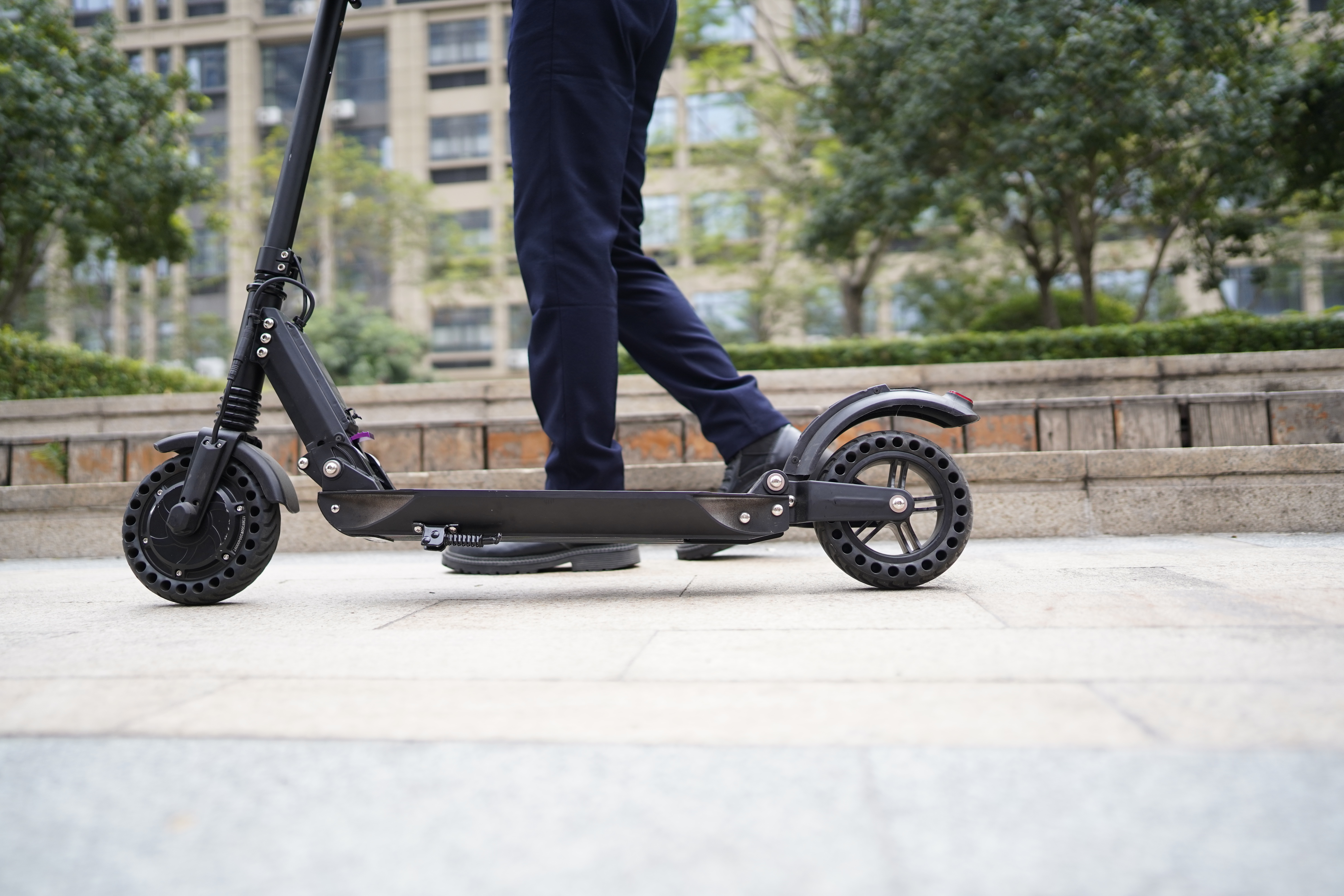 电动车爆胎了继续骑会怎么样,电动车前轮爆胎会产生什么后果