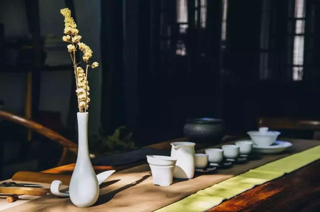 春天的仪式感在一杯茶里,一束花一杯茶的仪式感