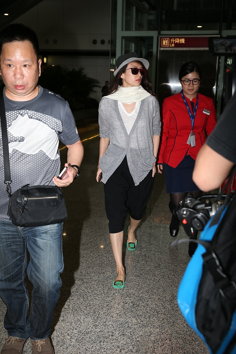 章子怡真是“扮嫩”高手,穿玫红大衣配小礼帽,减龄又不失高级感