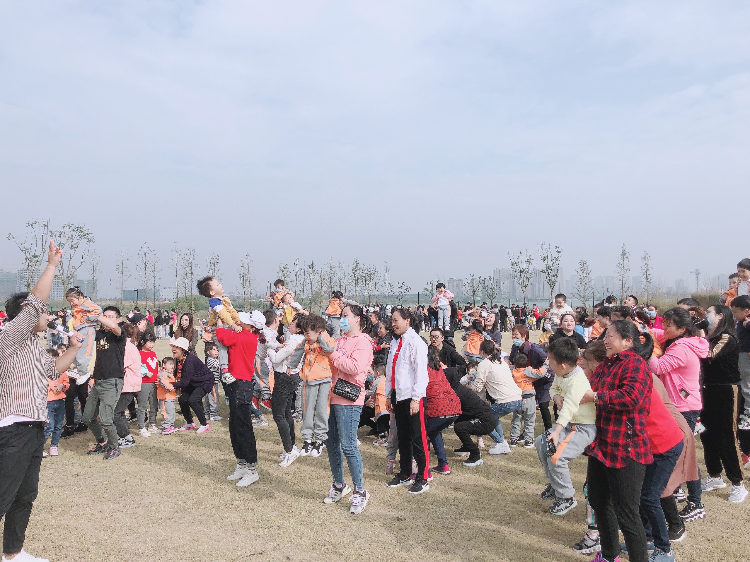 拥抱大自然携快乐同行,幼儿园拥抱自然与春天共舞