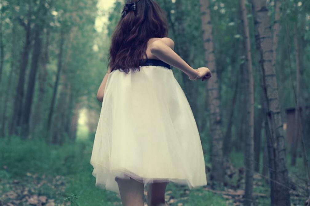 15岁女孩被绑架上演教科书般自救,富婆被绑架上演教科书自救