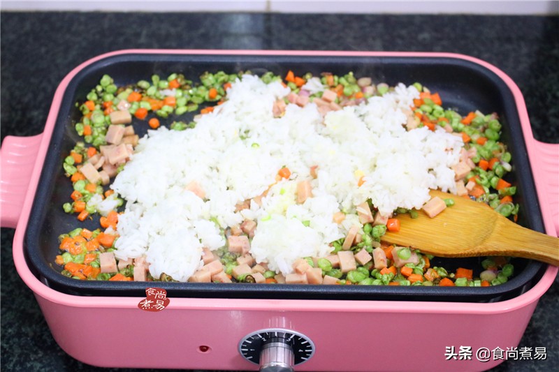 只用鸡蛋和剩饭做美食,一碗剩饭一个瘦肉