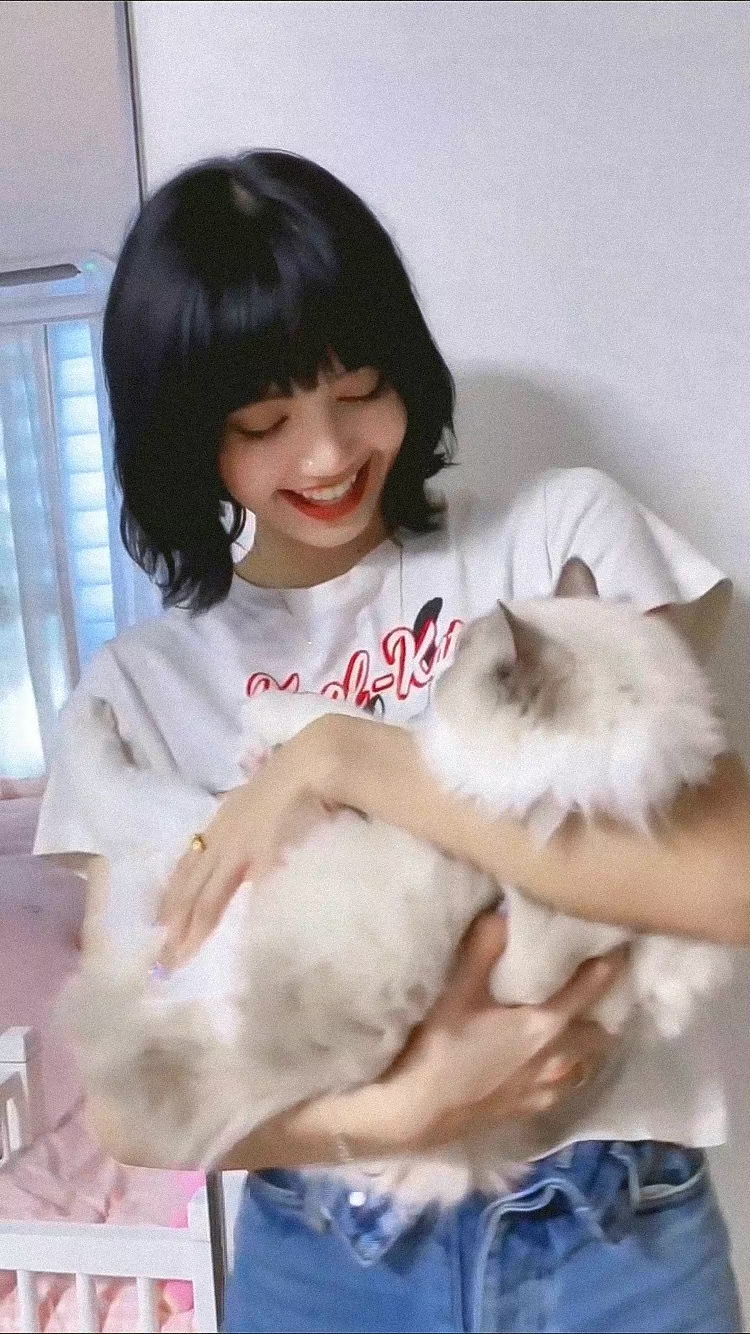 lisa粉衣造型配绿手套,lisa新造型帅