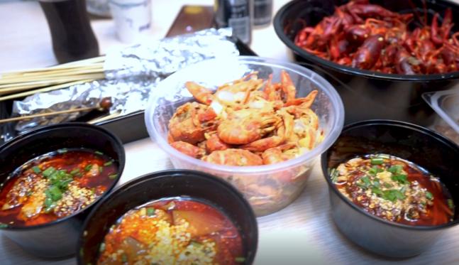 从拒绝到真香！外国人体验中国重口味宵夜，场面爆笑