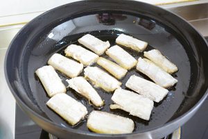 煎带鱼的小窍门保准不破皮不粘锅,香煎带鱼不粘锅不破皮