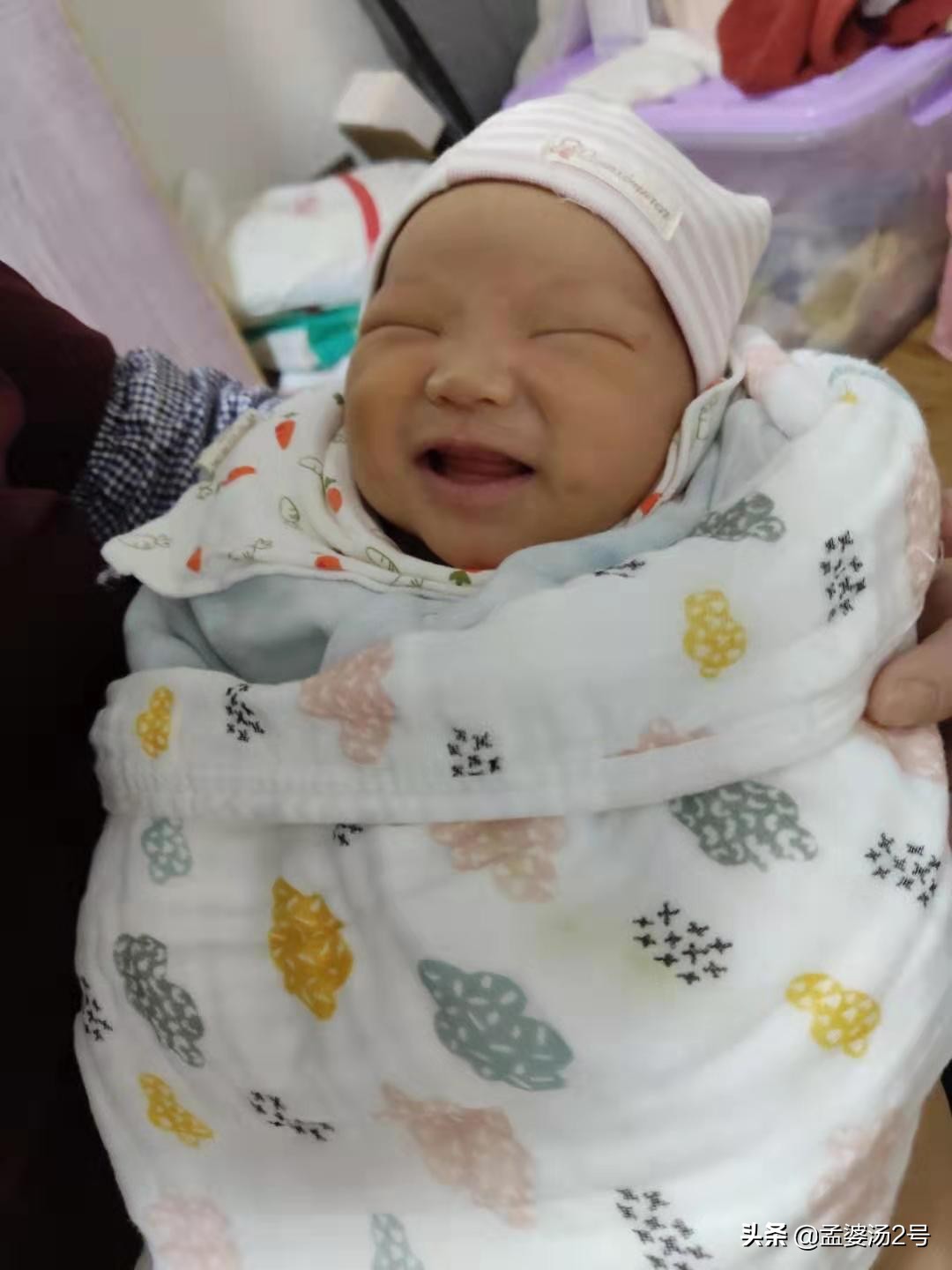 新生儿的各种怪异举动,新生儿在月子里