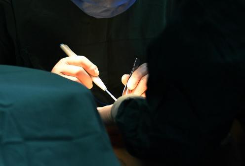 女大学生为钱卖卵，医生：疼哭不是最大危害，4种后果你能承受吗