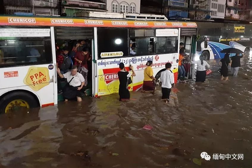 仰光雷雨，积水没过大腿，不少车子在水中“游”