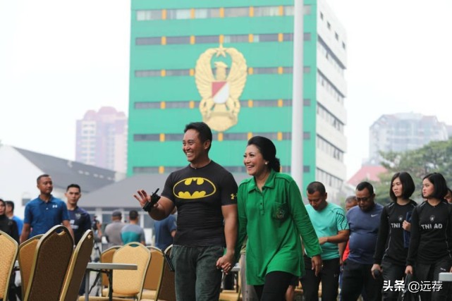 印尼*官高**夫人因戴超酷口罩引热议！价格达万元被质疑炫富