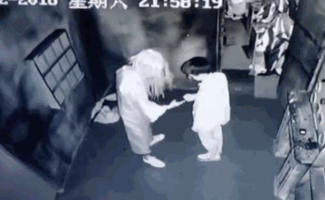 去鬼屋都被吓晕了,去鬼屋玩把工作人员给吓到