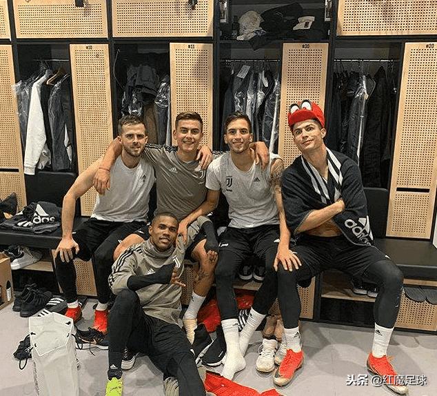 球星欢乐多?巴洛特利扮演女装大佬!C罗卖萌抢镜!