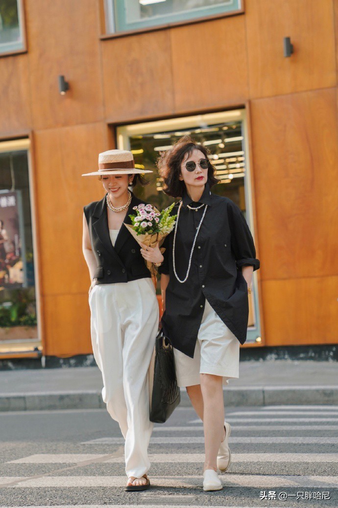 50岁女人穿t恤配牛仔裤好看吗,50岁的女人穿搭要做减法