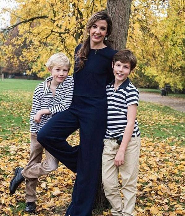 卢森堡前王妃特西再婚,婚纱选V领白裙优雅美,两位王子给当伴郎