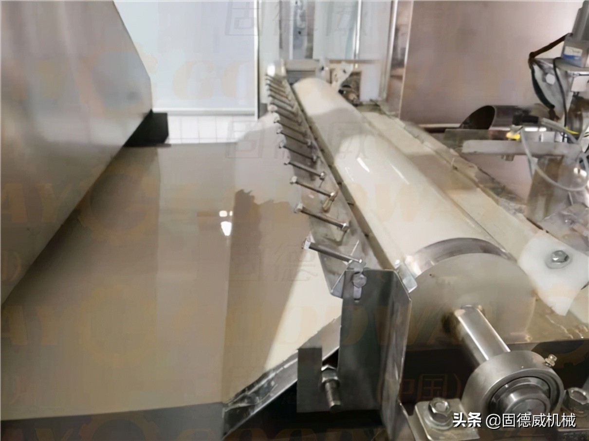 红薯粉条机多少钱一台？哪种工艺的粉条加工设备更适合大众使用？