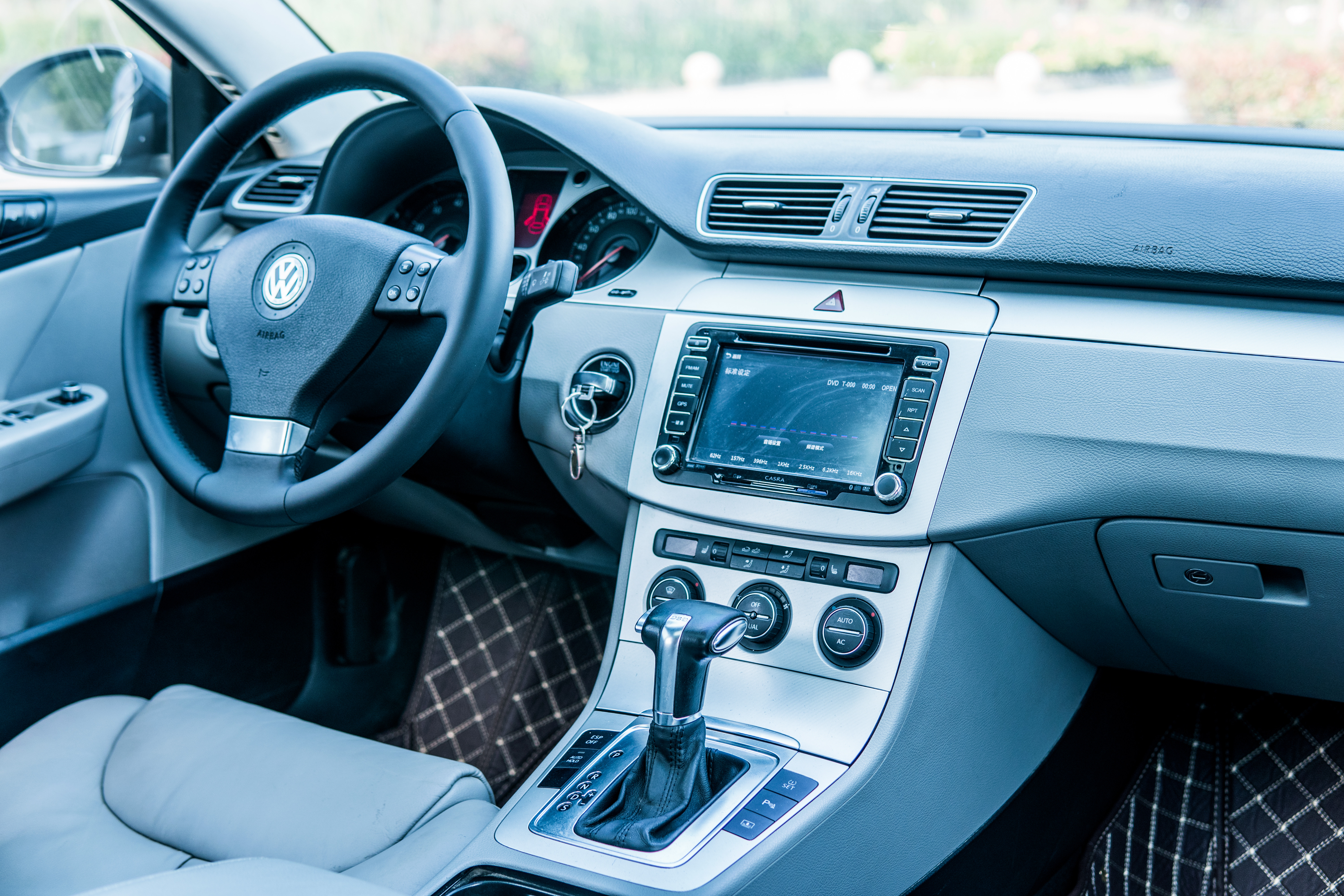 开着曾经的最美大众探寻废弃城堡，如今B6迈腾还值得购买吗？