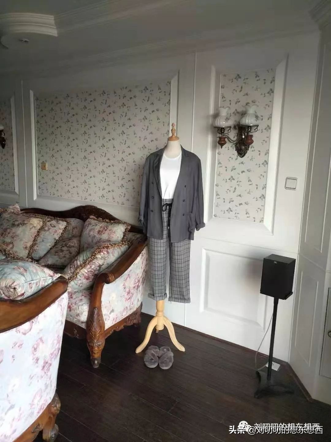 白t穿搭高级感西装,今年超级火的白t加西装外套