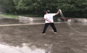 街头健身有些人不懂健身就瞎练,农村大爷习武健身一身肌肉