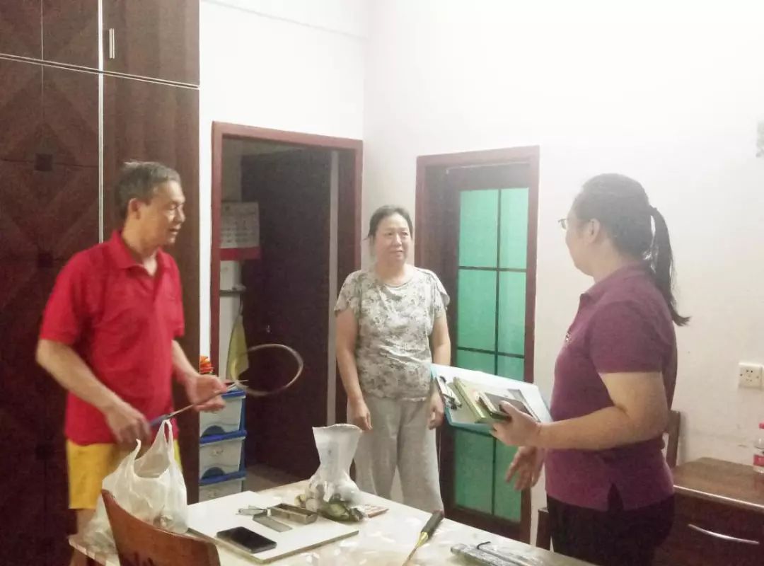 持续推进在职党员进社区志愿服务,在职党员下沉社区开展志愿服务