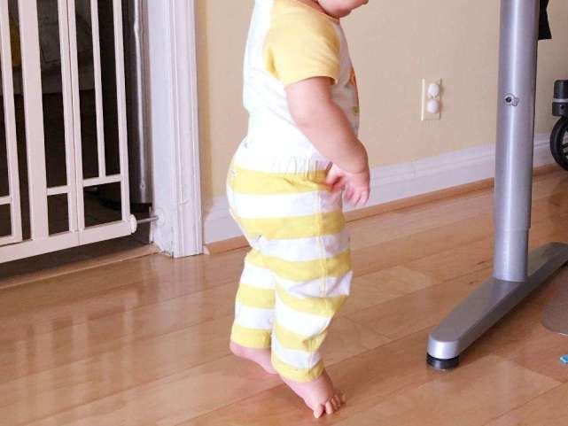 宝宝喜欢踮脚怎么办,宝宝老喜欢踮着脚尖学走路怎么办