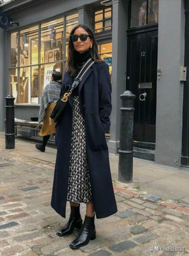 穿大衣配短雪地靴好看么,雪地靴鞋搭配大衣好看吗