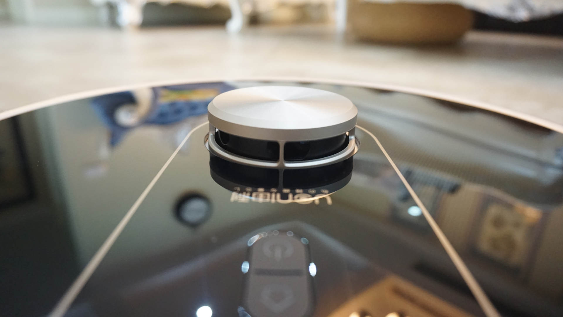 如何操作智能自动吸尘扫地机 (最简单的集尘扫地机器人)