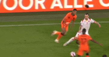 22岁荷兰天才9号：拜仁眼中的莱万接班人，去巴黎会是梅西好搭档