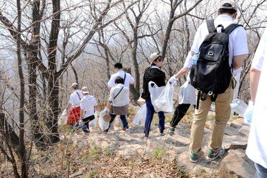 在山区支教,离开时,孩子追上山坡送野果,哭着唱:长亭外,古道边……