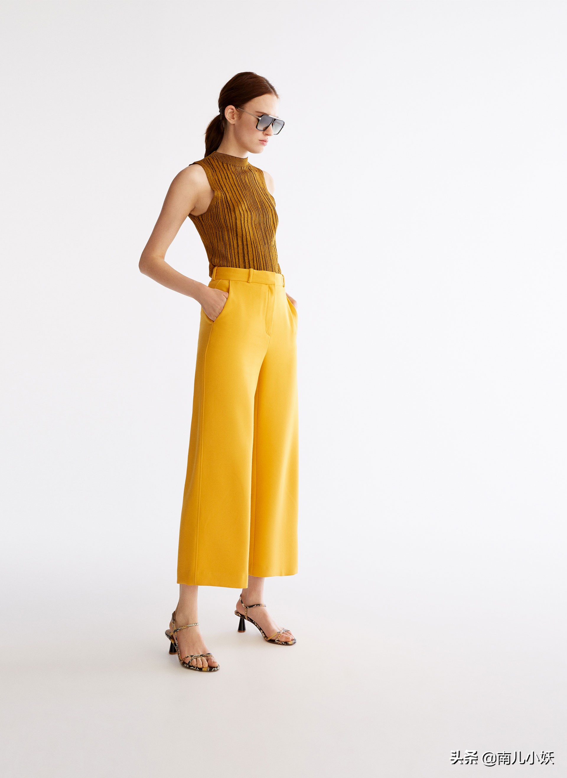 芥黄色上衣配什么颜色裤子好看,桔黄色紧身裤子配什么上衣