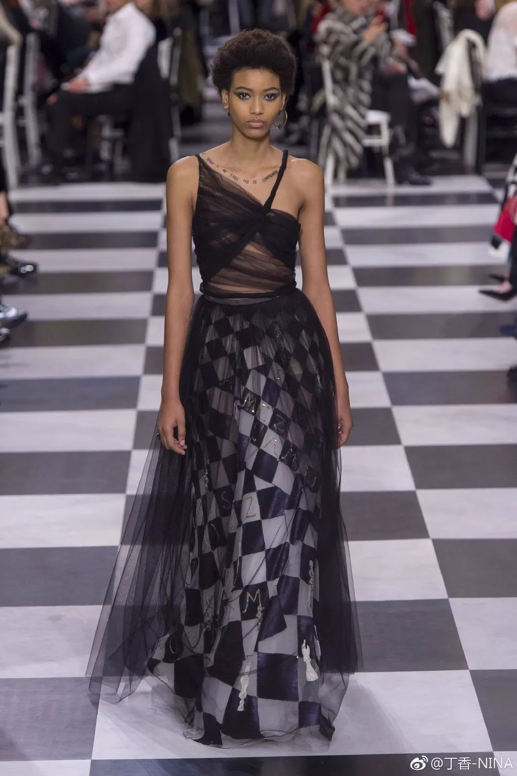 礼服怎么画好看仙气用彩铅,马克笔和彩铅裙子上色教程