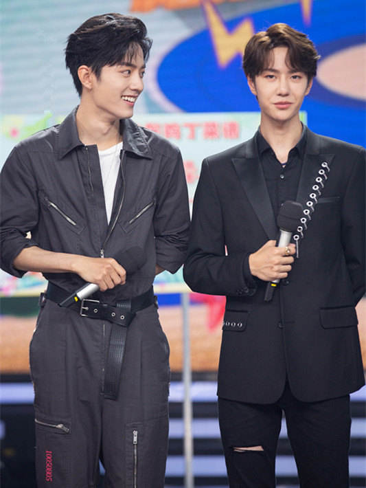 肖战王一博天天向上西装,王一博肖战天天向上初遇同步