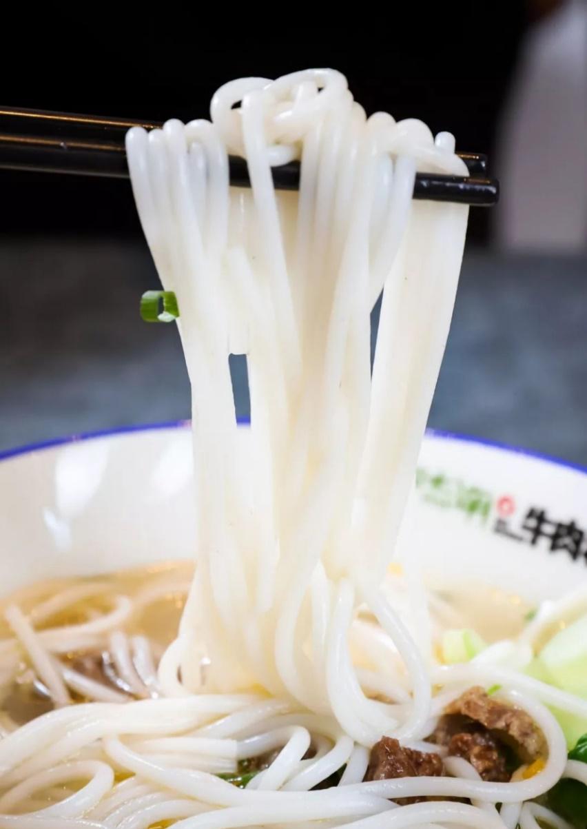 第一时间就是吃一碗广西特色米粉,湖南米粉最正宗的吃法